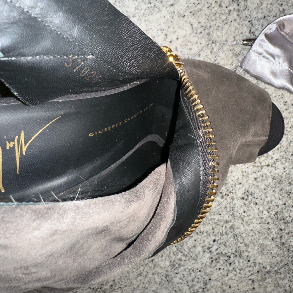 Giuseppe Zanotti Alien Gray Suede Peep-Toe  Booties with Gold Zipper size 41 - Picture 7 of 13